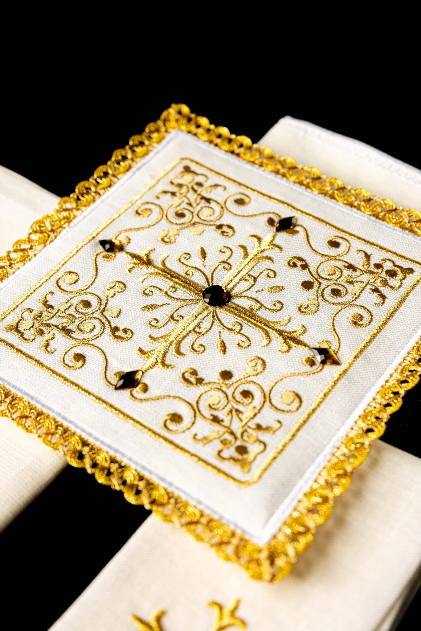 Richly decorated Chalice Linen Set with cross embroidery - Image 4