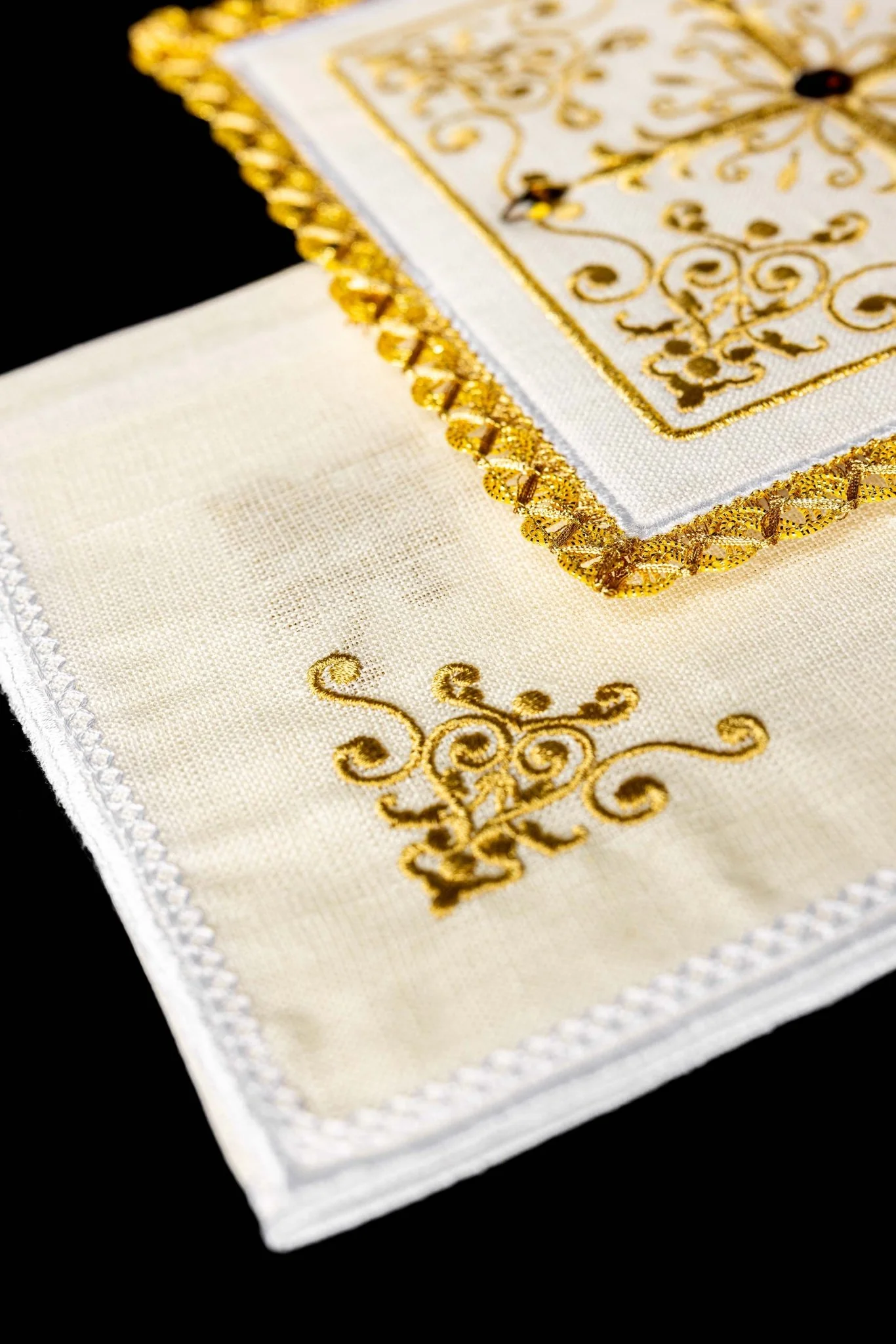 Richly decorated Chalice Linen Set with cross embroidery - Image 5