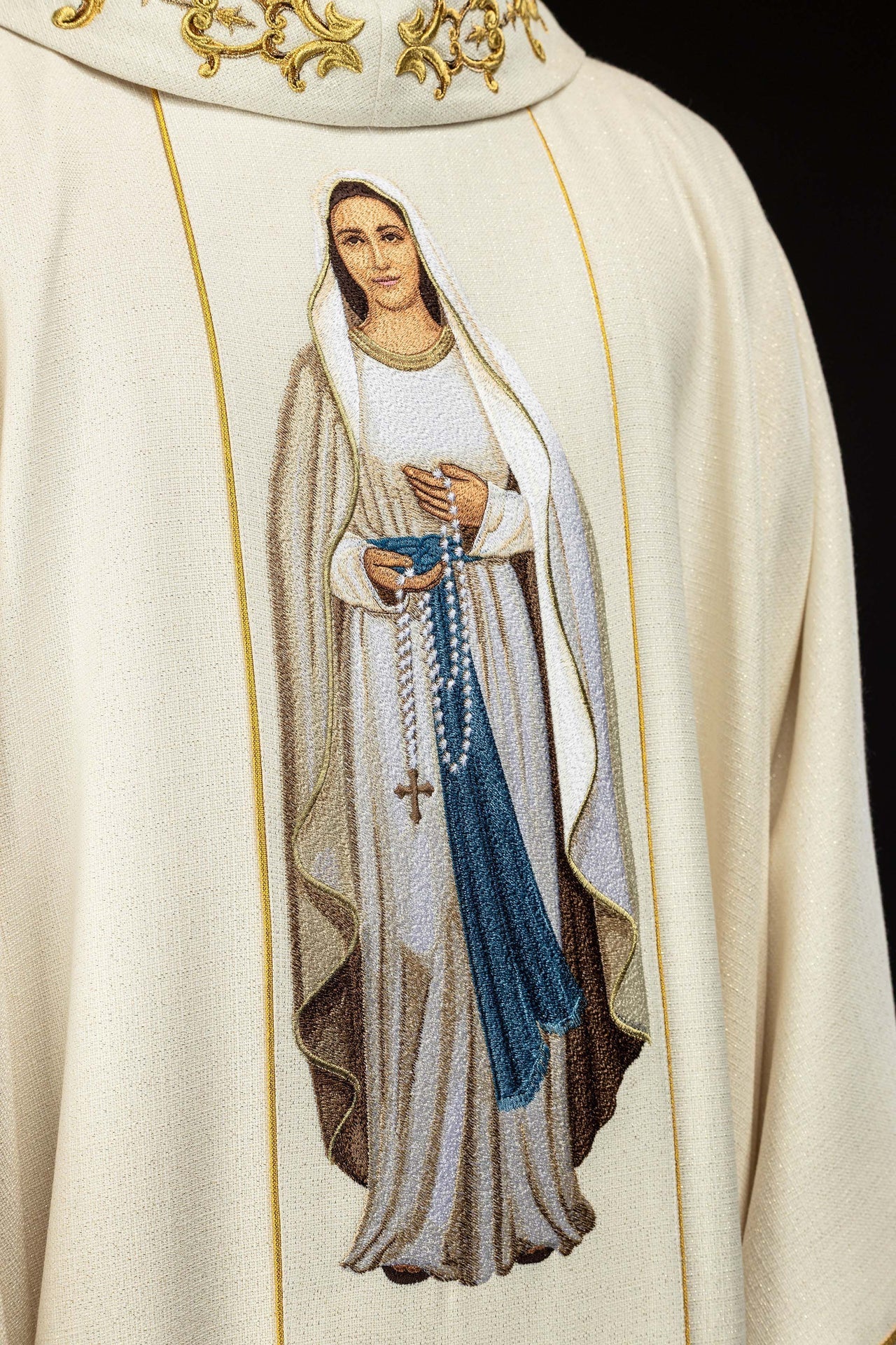 Richly embroidered chasuble with the image of Our Lady of the Rosary - Image 3