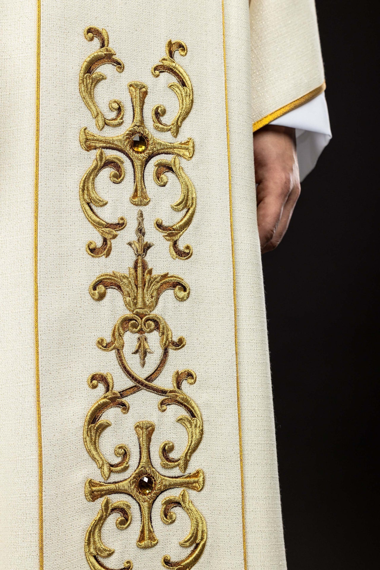 Richly embroidered chasuble with the image of Our Lady of the Rosary - Image 4