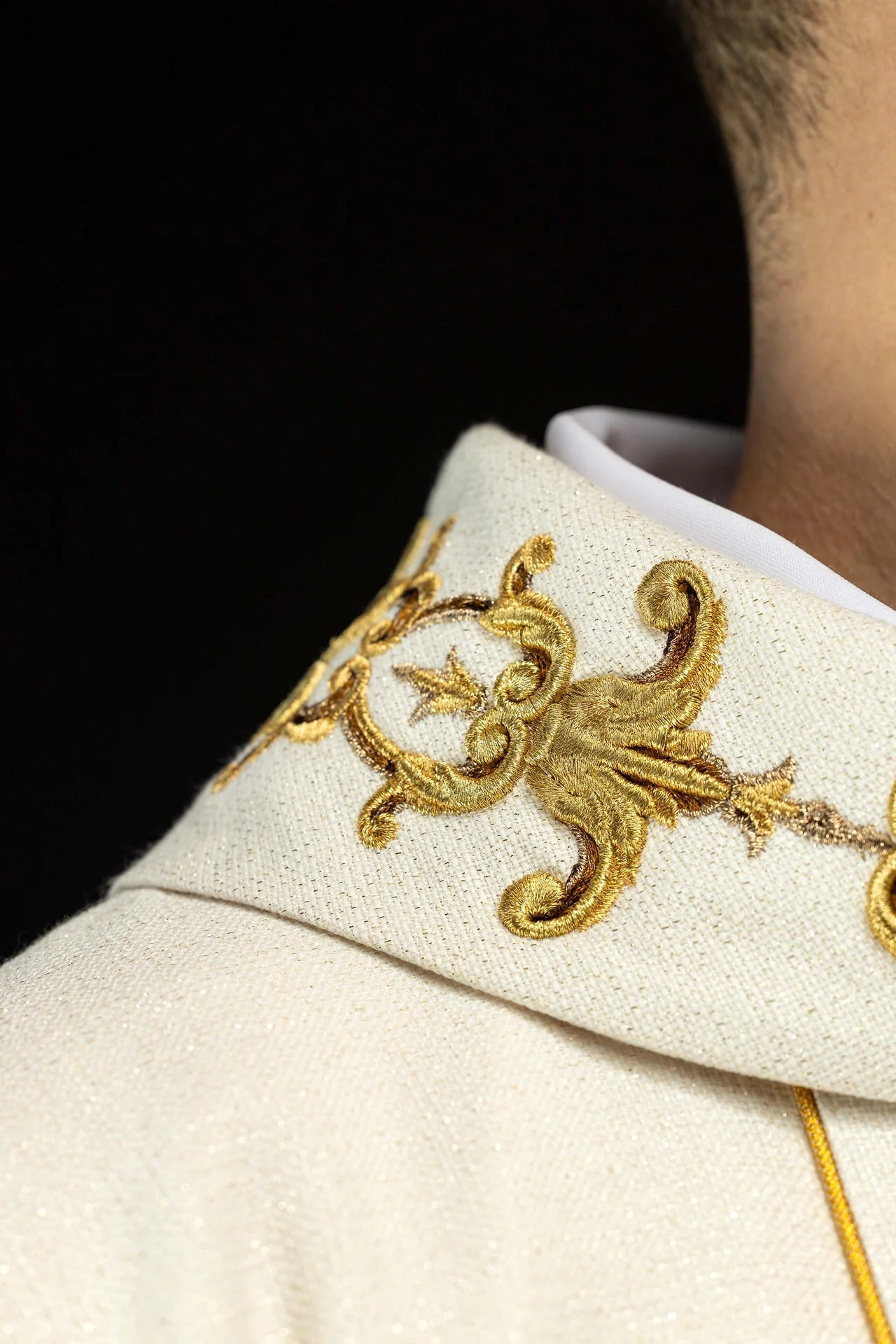 Richly embroidered chasuble with the image of Our Lady of the Rosary - Image 6