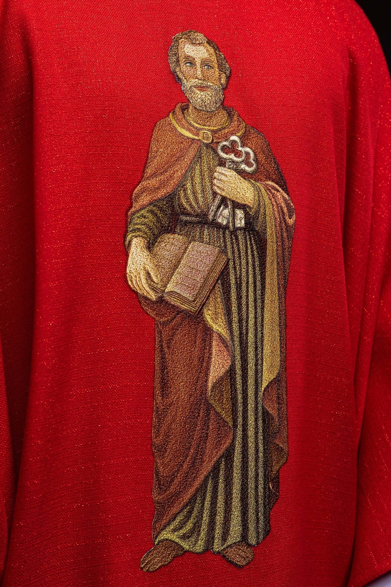 Richly embroidered chasuble with the image of Saint Peter red - Image 3