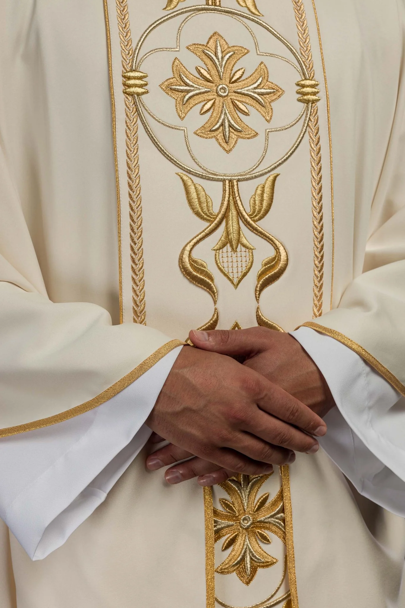 Richly embroidered ecru chasuble - Image 4