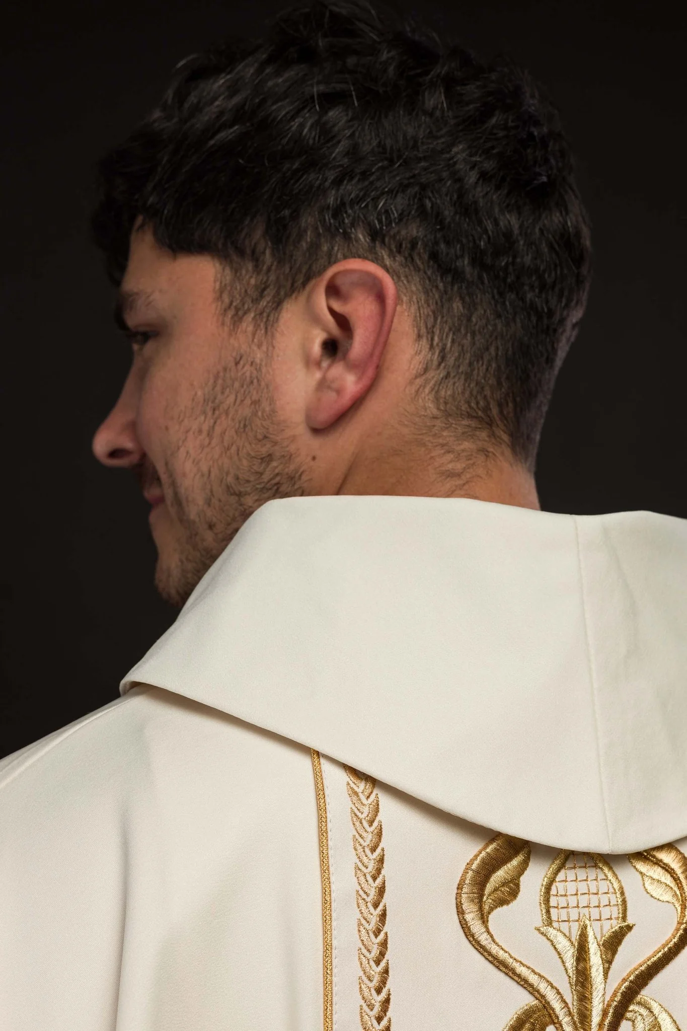 Richly embroidered ecru chasuble - Image 5