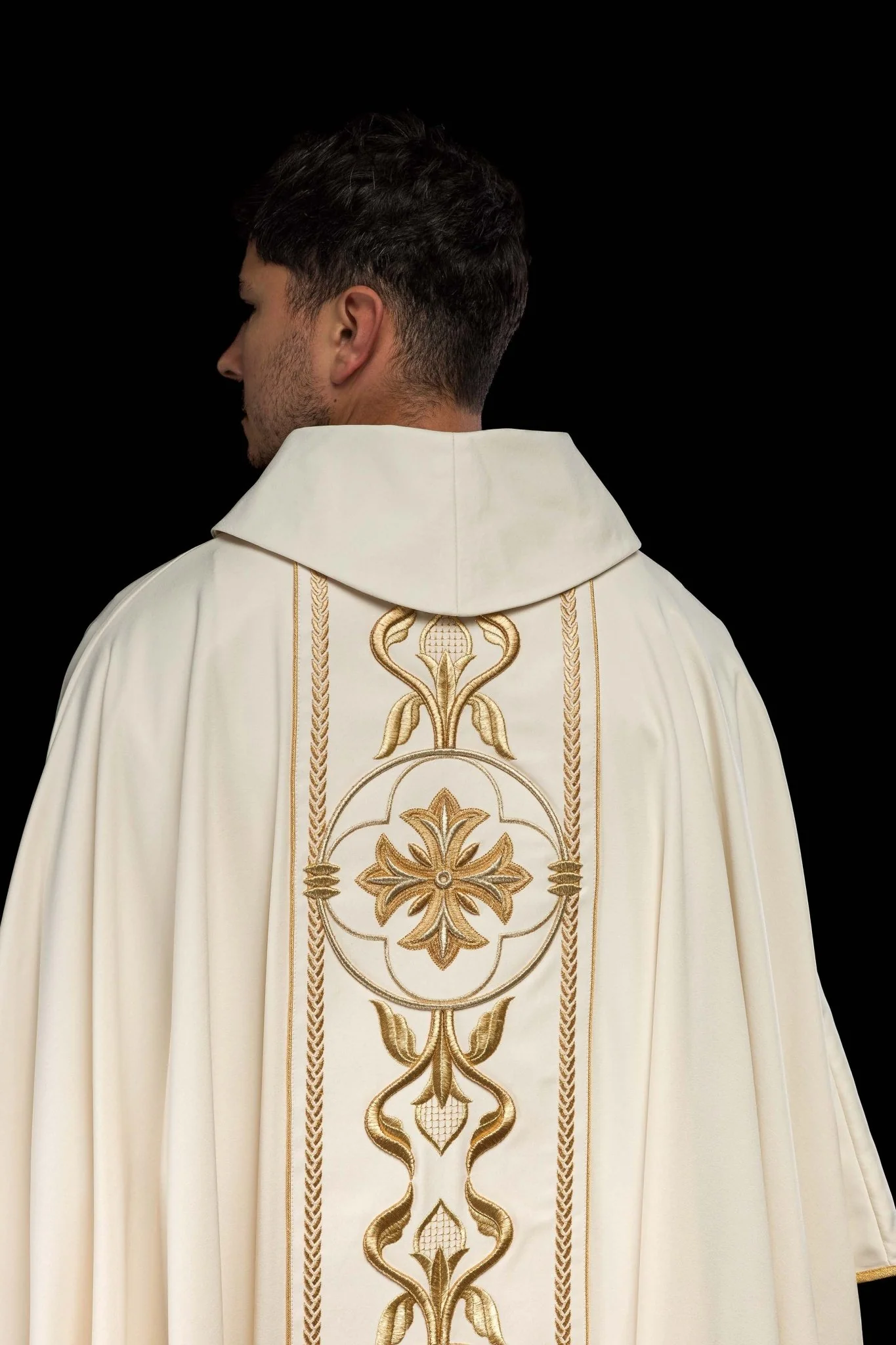 Richly embroidered ecru chasuble - Image 6