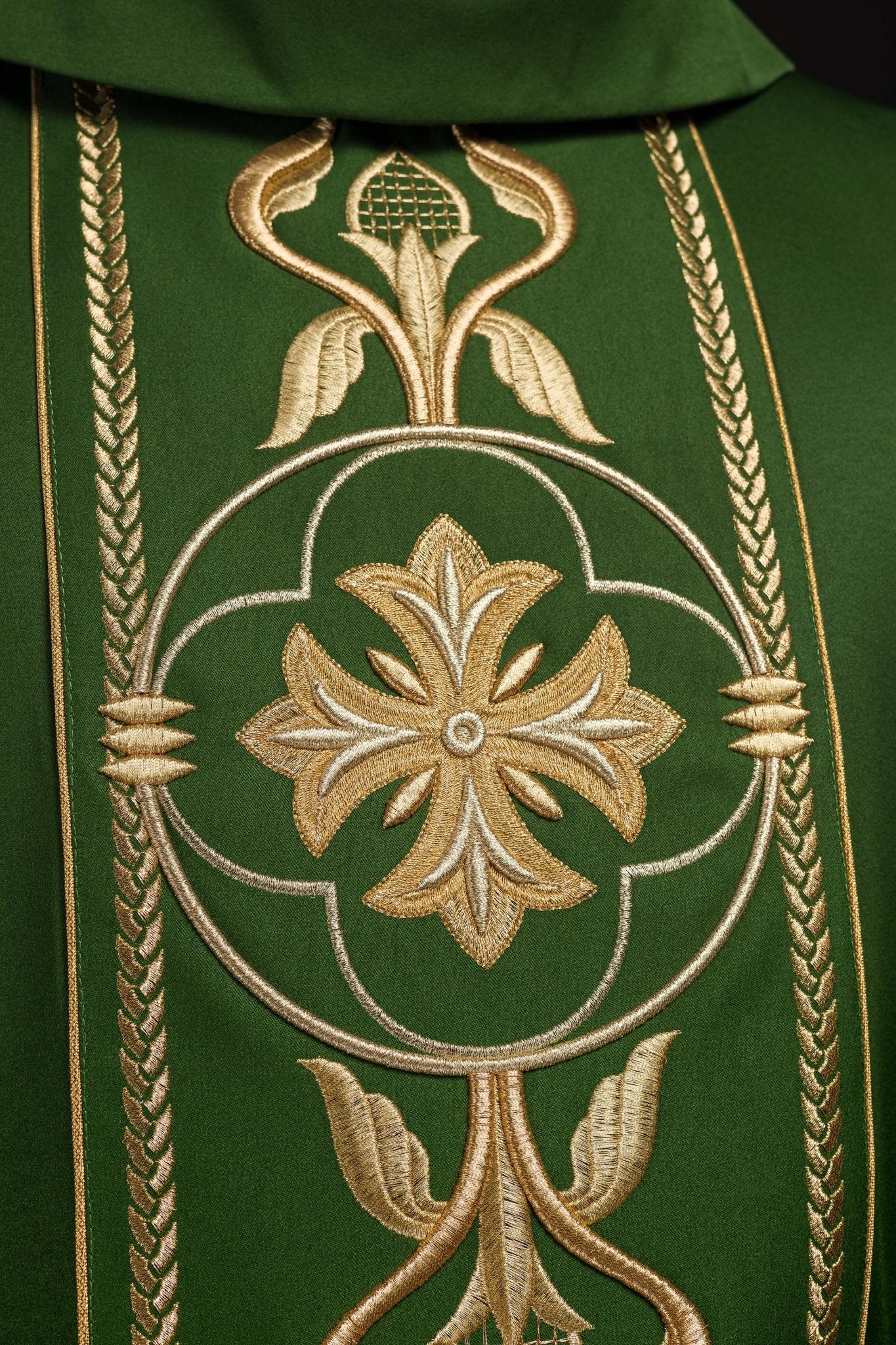 Richly embroidered green chasuble - Image 3