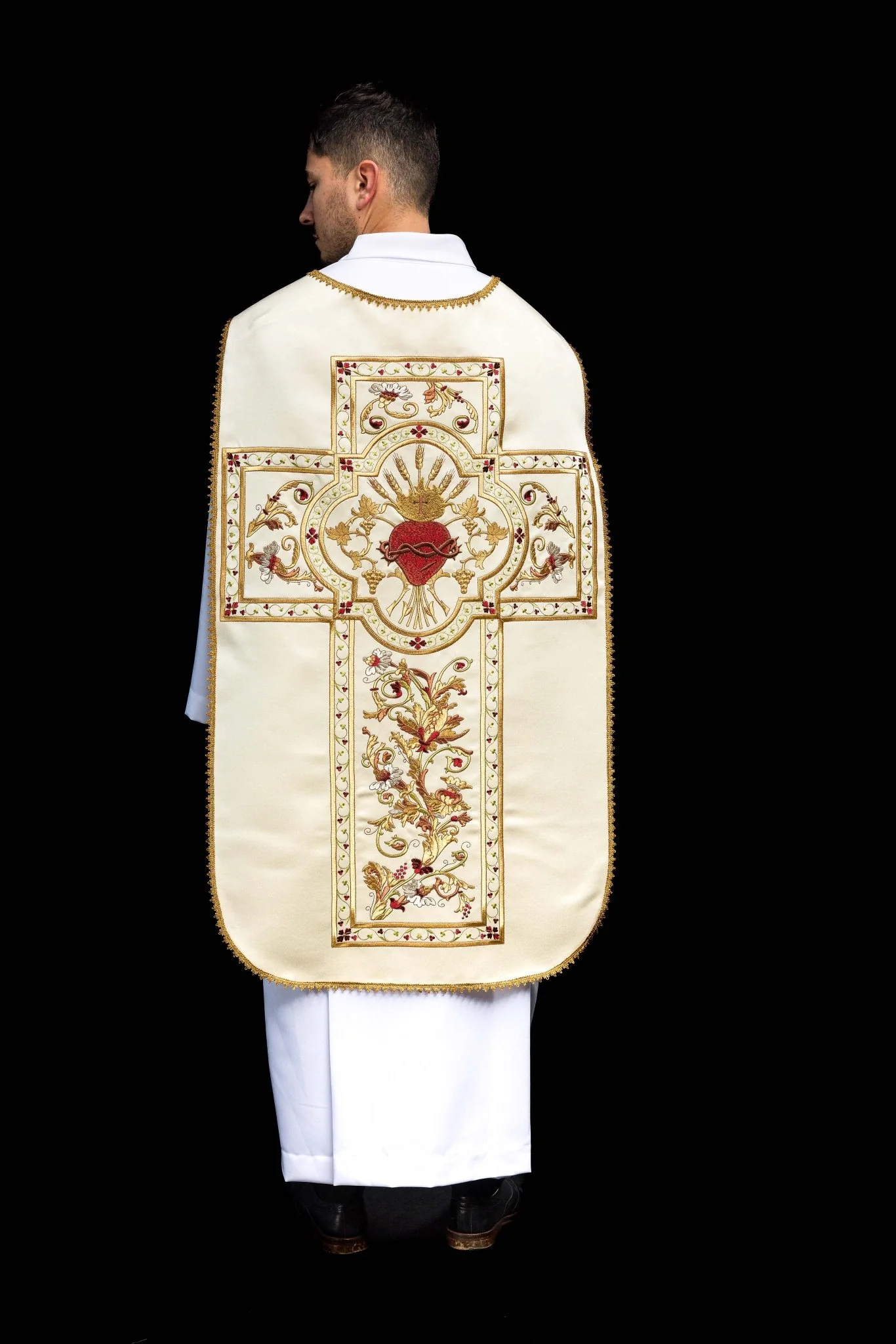 Roman Chasuble embroidered with the Sacred Heart of Jesus in ecru