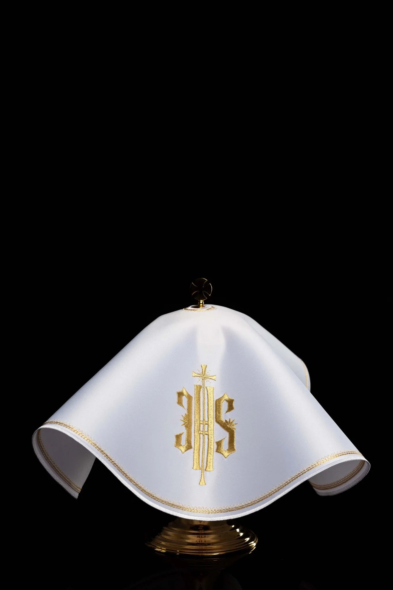Round veil for the pyx with embroidered IHS motif
