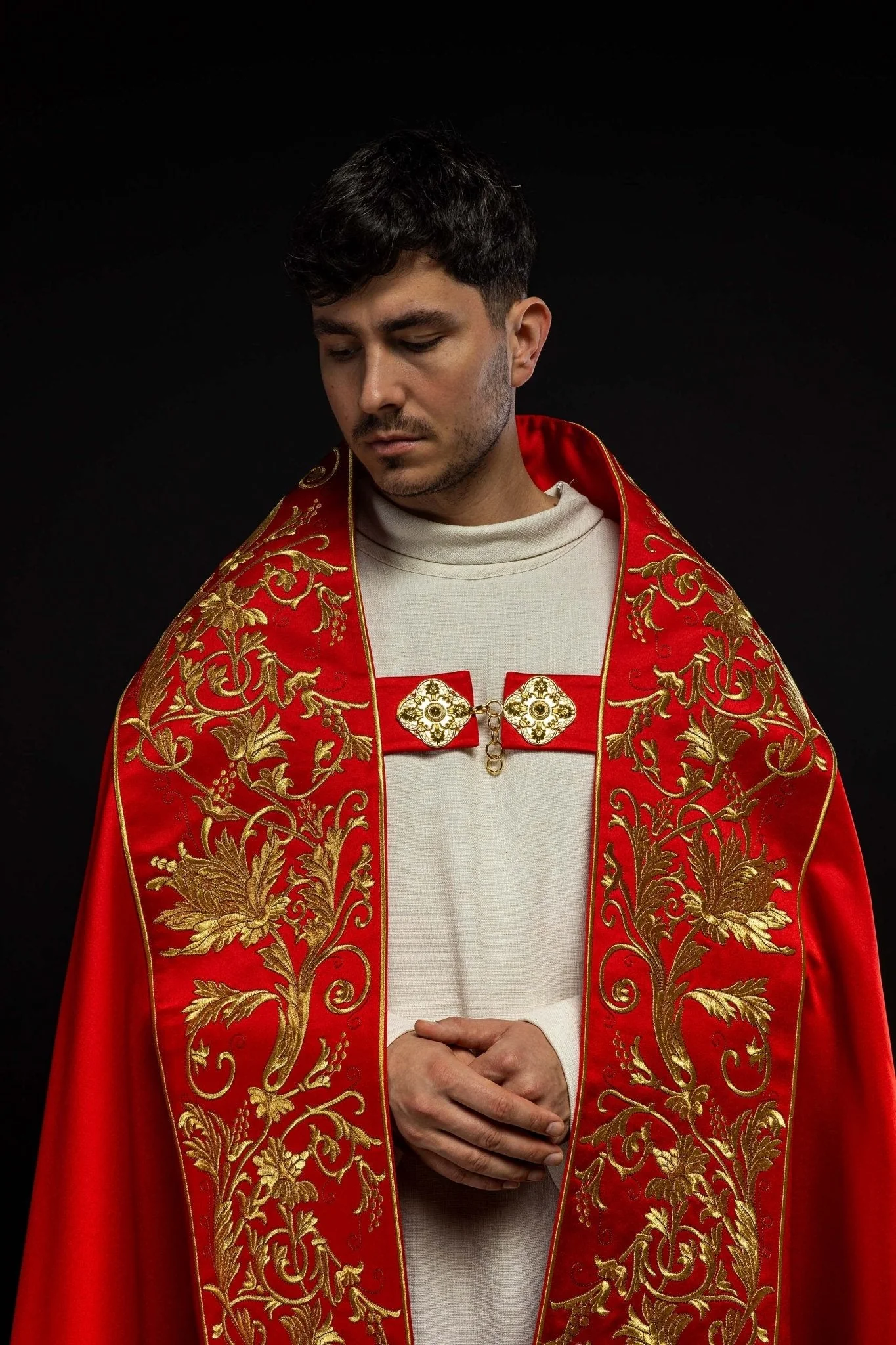Satin Roman cape red with embroidered heart of Jesus - Image 3