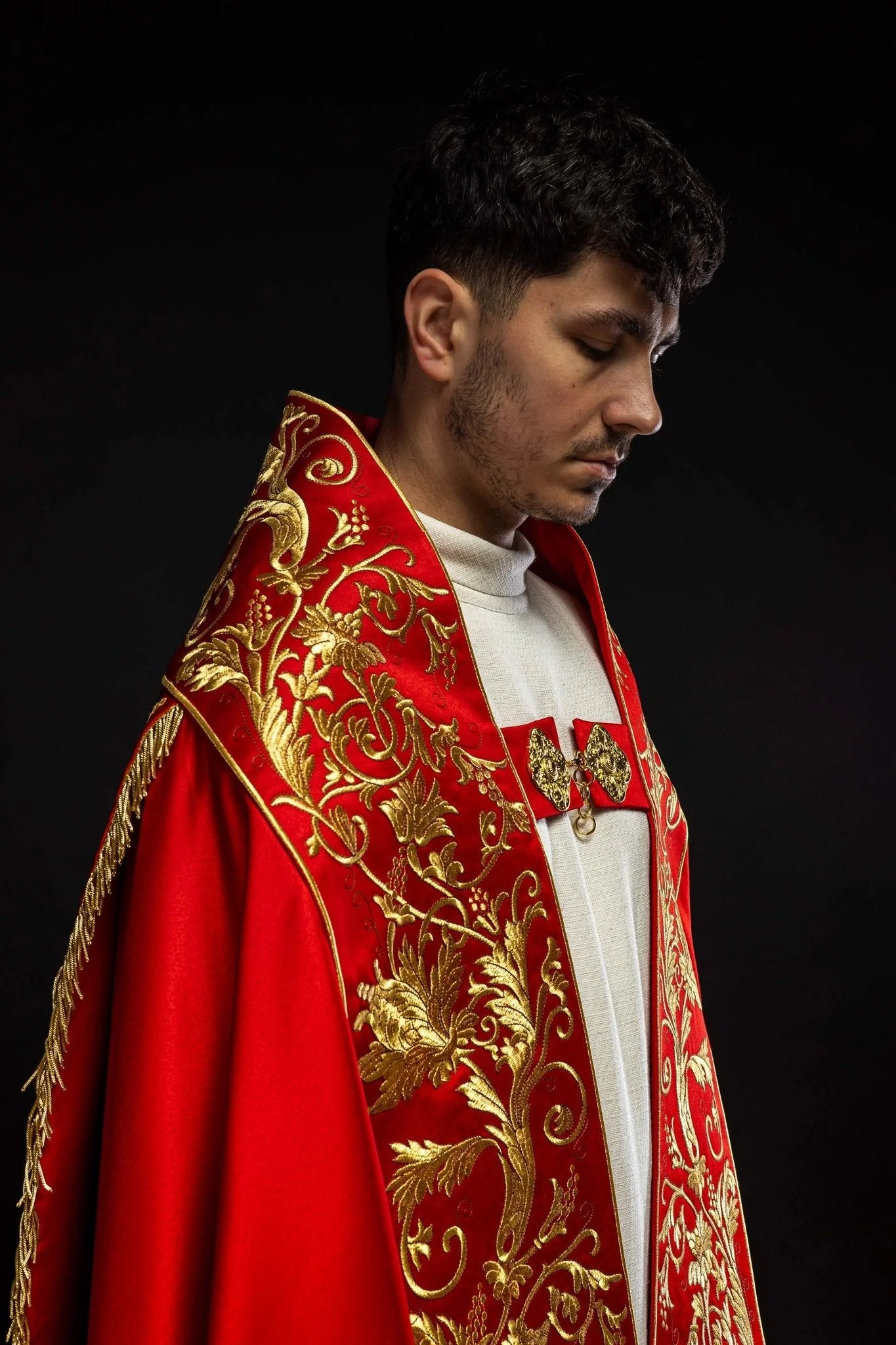 Satin Roman cape red with embroidered heart of Jesus - Image 4
