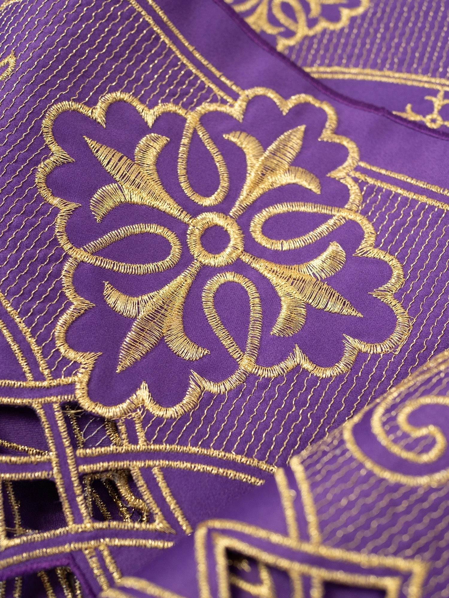 Trimmings with front embroidery Rosette in violet - Image 2