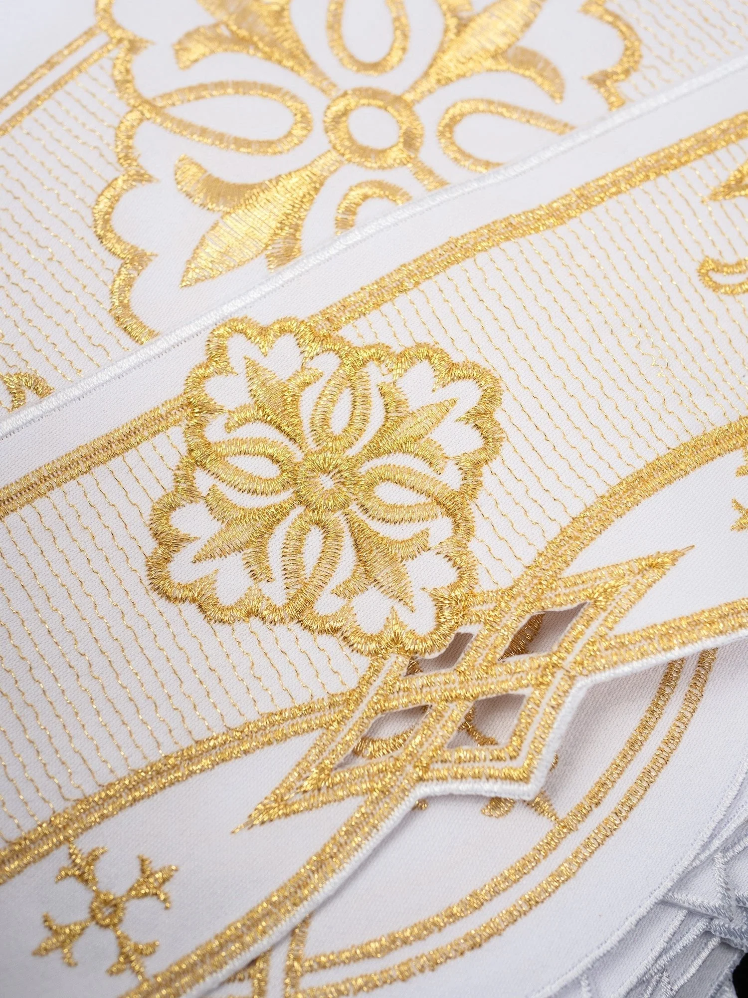 Trimmings with front embroidery Rosette in white - Image 2