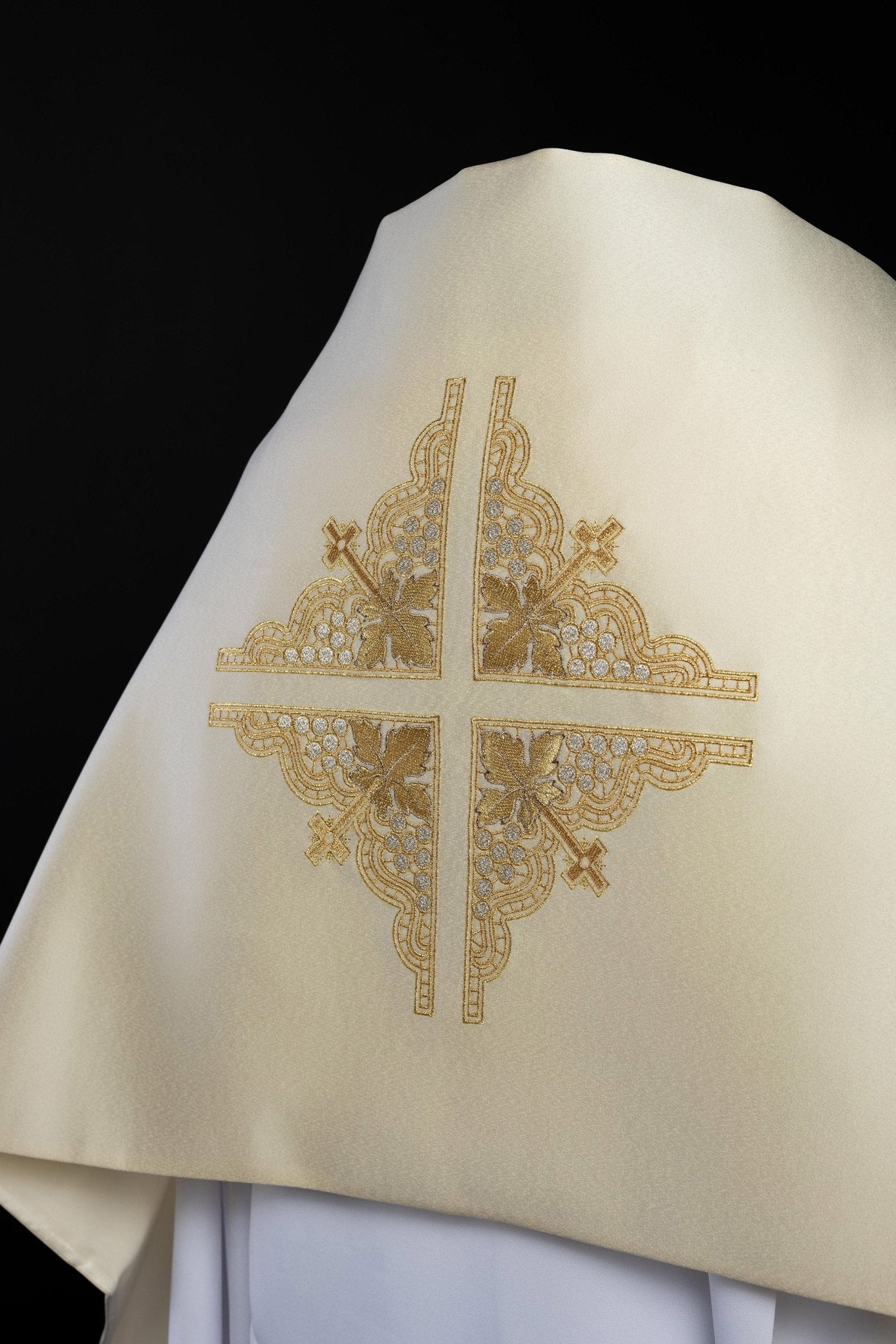 Veil with embroidered cross in ecru color