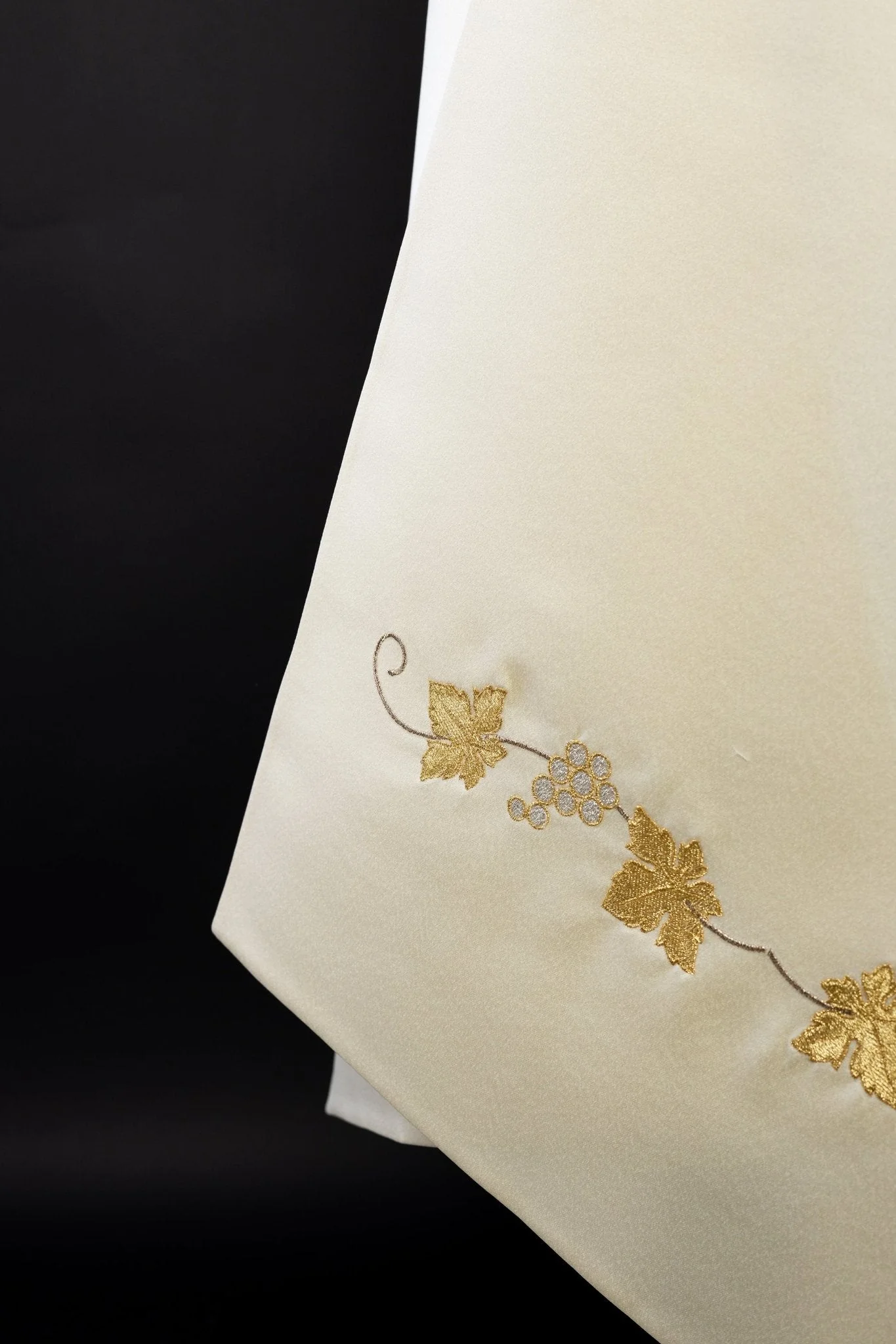 Veil with embroidered cross in ecru color - Image 2