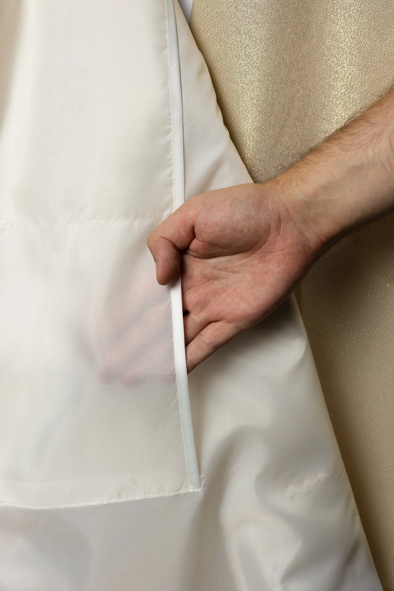 Veil with embroidered cross in ecru color - Image 4