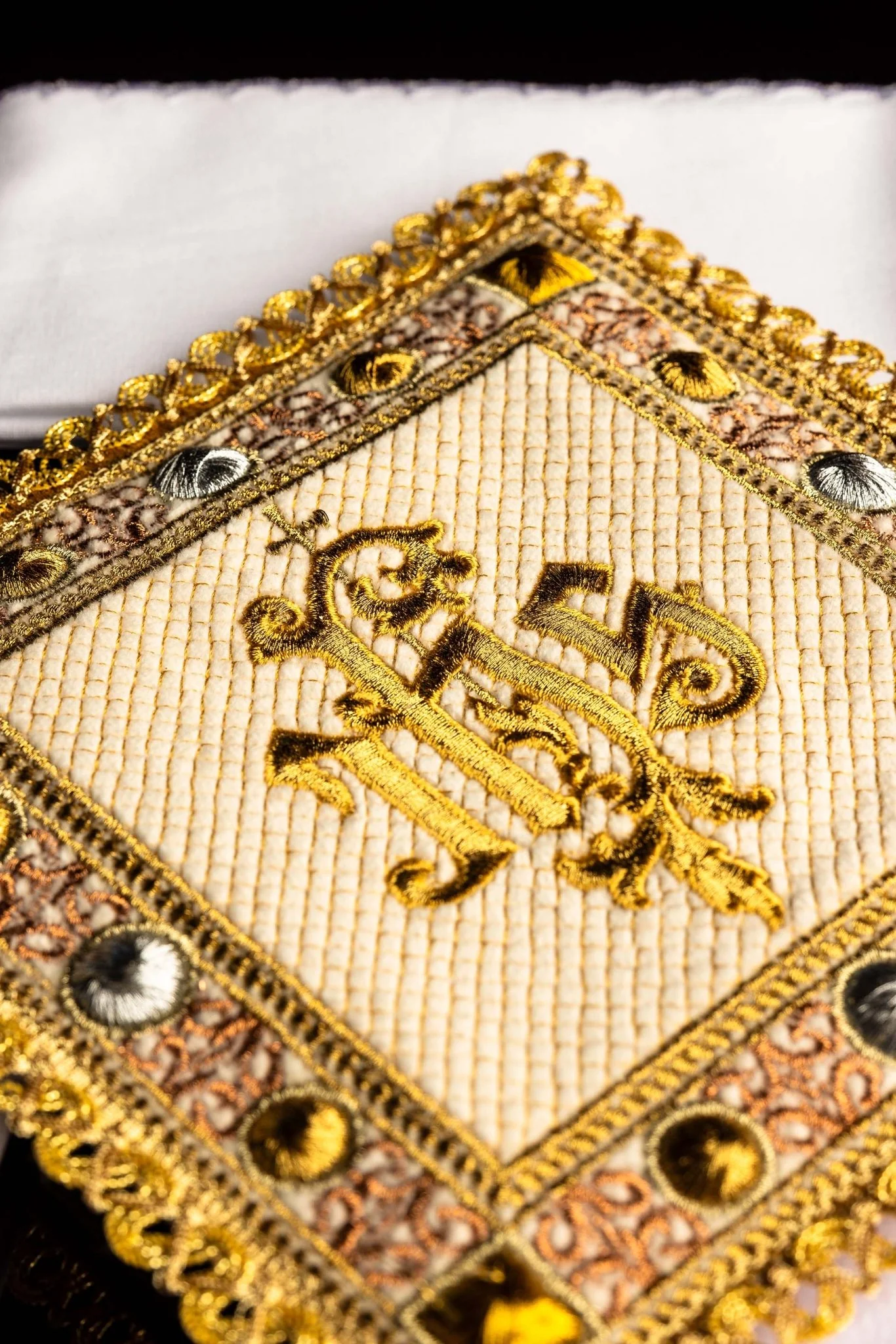 Velvet chalice set in ecru color with embroidered IHS symbol - Image 2