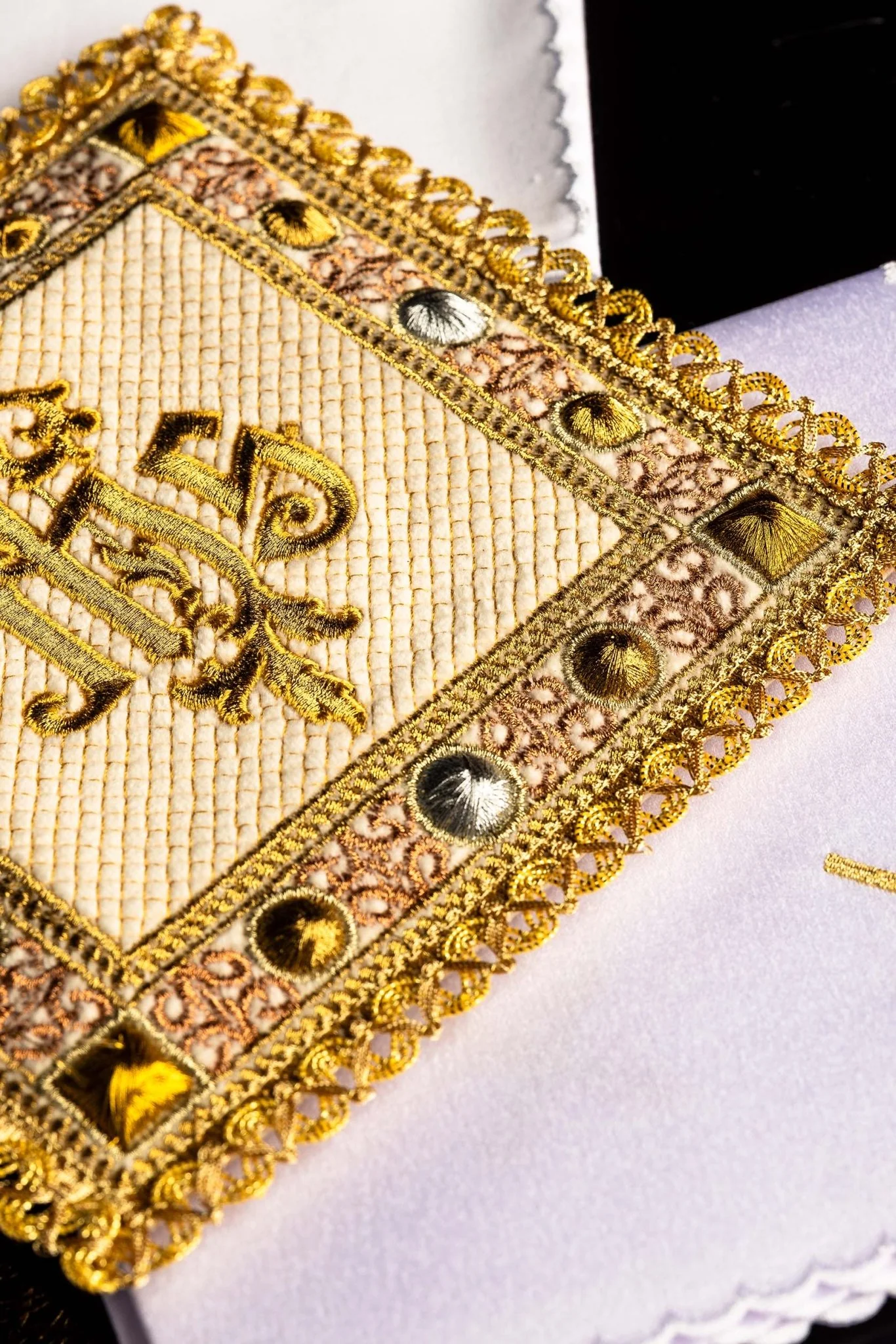 Velvet chalice set in ecru color with embroidered IHS symbol - Image 4