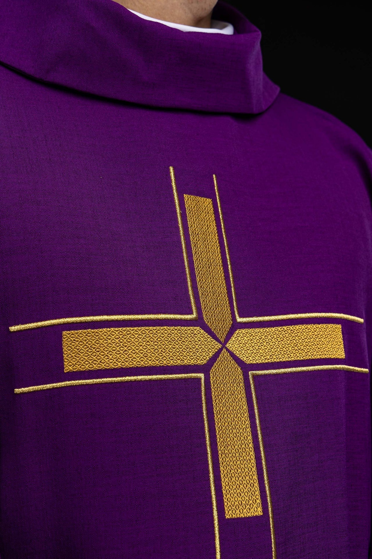 Violet liturgical chasuble with an embroidered cross motif - Image 4